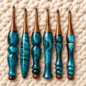 Crochets à crochetage en bois faits à la main avec poignées en résine turquoise, design ergonomique lisse pour les projets de tricot et d'artisanat - Product Image 4