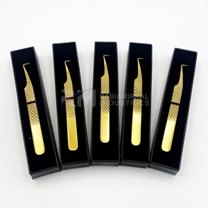 Pinza para extensión de pestañas RMI Single Tweezer, en caja negra, con mango de acero inoxidable con acabado en oro plasma y diamantes. - Product Image 2