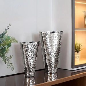 Juego de 2 jarrones decorativos de aluminio fundido con diseño de martillado plateado para decoración del hogar, disponibles en opciones personalizadas. - Product Image 3