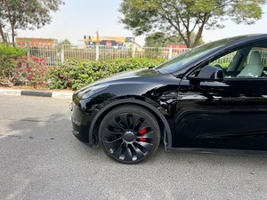 La Tesla Model Y Performance, voiture électrique - Product Image 4