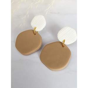 Boucles d'oreilles en résine de créateur faites à la main, finition de luxe, artisanat artistique, style moderne, accessoires de mode durables en cristal - Product Image 2