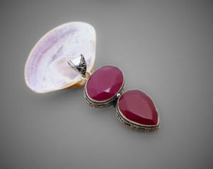 Pendentif goutte d'eau en rubis fait main dans un serti en argent plaqué - Product Image 2