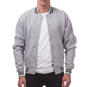 Chaqueta estilo universitario gris para hombre con mangas tonales, ribete acanalado negro y cierre de botones a presión, moda urbana. - Product Image 5