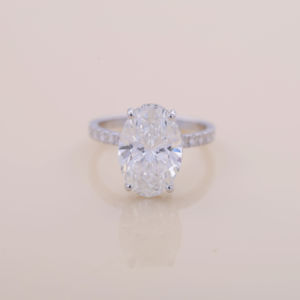 Anillo de Compromiso con Diamante Cultivado en Laboratorio de Corte Ovalado de 3.00Ct con Banda Pavé con Halo Oculto en Oro Blanco, Rosa y Amarillo de 9K - Product Image 1