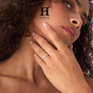 Anillo de Lujo con Hoja de Olivo y Diamante Cultivado en Laboratorio, Oro Amarillo de 14K, Anillo de Diseño Botánico con Pluma - Product Image 4