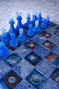 Jeu d'échecs moderne en résine écologique fait main, pièces de luxe, plateau de jeu personnalisable, artisanat en résine - Product Image 4