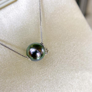 Collar con Colgante de Oro de 18K Verde Pavo Real con Perla Negra de Tahití y Cadena de Clavícula de Agua de Mar Natural - Product Image 1