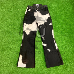 Pantalones acampanados unisex de cuero, cuero vacuno con estampado natural, color negro y blanco. - Product Image 3