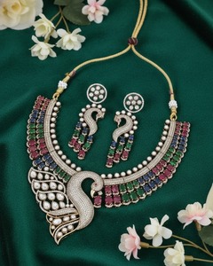Parure de bijoux de mariée de luxe multicolore paon en laiton plaqué or avec pierres CZ et boucles d'oreilles assorties, style indien traditionnel - Product Image 4