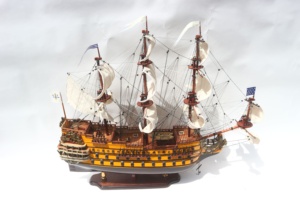Bateau modèle en bois peint de luxe GIA NHIEN Le Soleil Royal |   Artisanat d'art de navire de guerre français pour la décoration intérieure, provenant de Ho Chi Minh City - Product Image 5