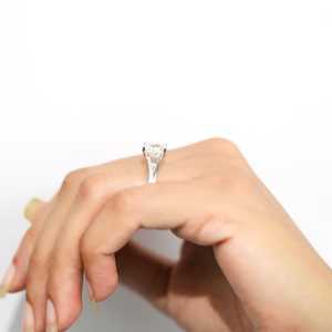 Bague en or massif 10K 14K 18K personnalisée avec diamant de laboratoire E VVS, solitaire ou demi-éternité, design fait main, fournisseur d'anneaux en or massif - Product Image 5