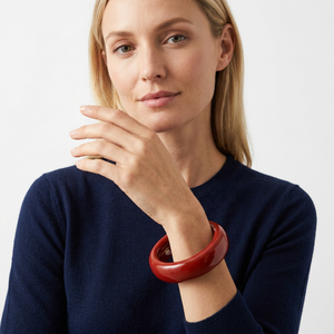 Bracelet jonc en résine rouge fait main, motif floral, bijou d'art de collection pour la rentrée scolaire et Noël, collection artisanale - Product Image 1