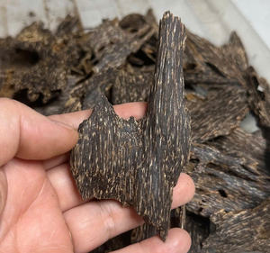 Copeaux d'agarwood vietnamien de qualité supérieure, 100% bois d'oud naturel pour l'encens et la méditation - Product Image 5