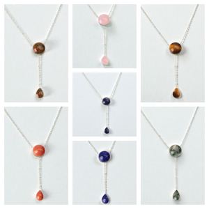 Collier en pierre de soleil bleue ronde naturelle de 10 mm |   Collier pendentif en laiton plaqué argent avec breloque en forme de goutte - Product Image 3