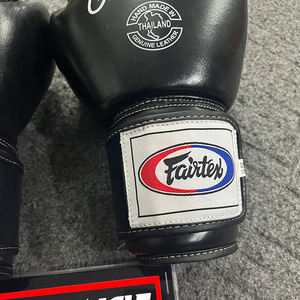 Gants de boxe Muay Thai MMA en cuir de qualité supérieure, sur mesure, avec fermeture auto-agrippante Fairtex et support de poignet. - Product Image 3