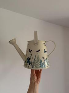 Aspersor de agua blanco con estampado de mariposas y plantas, ideal para plantas de jardín al aire libre y decoración del hogar inspirada en la naturaleza, de la India. - Product Image 4