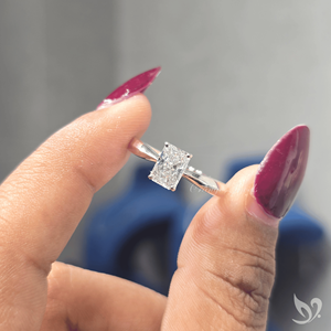 Anillo de compromiso moderno con diamante radiante de 1 quilate cultivado en laboratorio, diseño de tallo estrecho en oro blanco de 10K. - Product Image 5