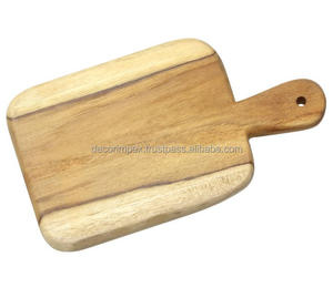 Una tabla de cortar de madera, comúnmente utilizada para preparar y servir alimentos. Estas tablas son apreciadas por su durabilidad, - Product Image 5