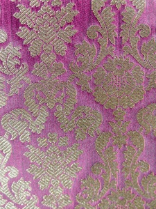 Tissu brocart floral en jacquard tissé violet et or métallisé, poids moyen, pour textile de maison - Product Image 2