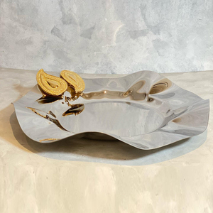 Plateau de service luxueux en argent ondulé avec une finition miroir et des élégants accents dorés Paisley pour une décoration intérieure sophistiquée - Product Image 1