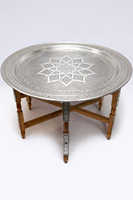 Table basse marocaine traditionnelle en laiton antique avec pieds pliables en bois, meubles de salon par JM INTERNATIONAL