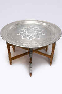 Table basse marocaine traditionnelle en laiton antique avec pieds pliables en bois pour salon - Product Image 2