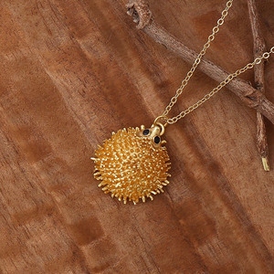 Collar de Latón Chapado en Oro de 18K con Colgante de Erizo de Mar y Pez Puffer Texturizado, con Engaste de Ónix Negro en Bisel y Diseño de Ojo, Inspirado en el Océano, Único - Product Image 3