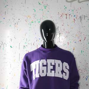Sudadera TIGERS PURPLE 100% BLANCA con Apliques Bordados, Cuello Ancho, Hilos Finos - Product Image 5