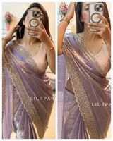 Nouveau design de sari long pré-plissé avec bordure fantaisie richement ornée de miroirs, idéal pour les soirées et les fêtes, avec pièce de chemisier assortie.