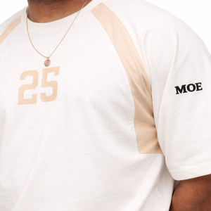 Camiseta de algodón para hombre con paneles raglán en contraste y estampado de número frontal, manga corta, fabricación de ropa personalizada OEM - Product Image 3