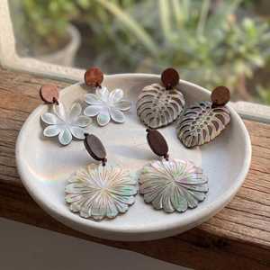 Pendientes de Concha en Forma de Flor, Joyería Artesanal Tallada a Mano, Coleccionable, 7.3cm, Artesanía Natural - Product Image 5