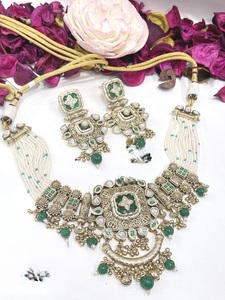 Conjunto de collar y aretes de moissanita chapados en oro de calidad premium, radiantes y hermosos, para uso en bodas, joyería para mujeres y niñas. - Product Image 2