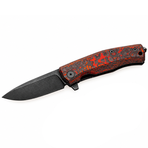 Couteaux pliants à manche à motifs noir et rouge avec lame foncée, clip de poche en métal, ouverture par flipper et poignée texturée pour usage quotidien en extérieur - Product Image 1
