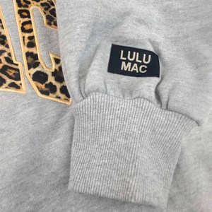 เสื้อสเวตเชิ้ตคอกลมทรงปกติ Lulu Mac สีสันตามสั่ง พิมพ์ลายเสือดาว ปักโลโก้ แบบยูนิเซ็กส์ สวมใส่สบาย ผลิตจากผ้าฝ้าย 100% สำหรับฤดูใบไม้ร่วง - Product Image 4