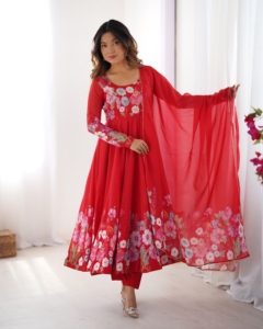 Vestido Anarkali de Seda Organza Pura Estampada con Bordado Jari de Lujo, Falda de Cuatro Metros con Corte Kali y Vuelo, y Conjunto de Pantalón con Dupatta de Encaje Gota Patti - Product Image 4