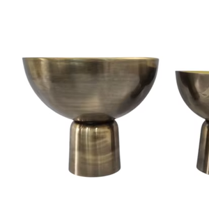 Macetas y jardineras metálicas galvanizadas de Linea Exports Inc, decoradas con motivos florales, para decoración del hogar y jardín. - Product Image 1