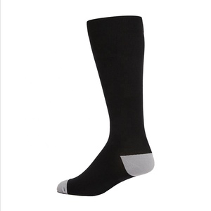 Chaussettes de haute qualité de dernière conception de couleur unie pour hommes Services OEM Nouvelle mode Respirant Votre propre logo Chaussettes pour hommes - Product Image 1