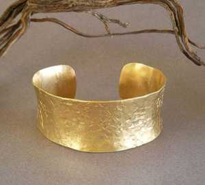 Bracelet manchette en cuivre fait main, design martelé rustique, large bande, bijou - Product Image 6
