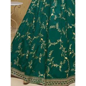 Adorable Lehenga Choli en soie brodée verte avec Dupatta - Product Image 2