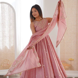 Vestido Anarkali de seda romana real bordado con conjunto de dupatta - Product Image 1