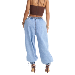 Pantalon de jogging en jean délavé bleu clair pour femme, coupe mi-ample, jambe large décontractée, avec revers élastiques, respirant, séchage rapide, style streetwear tendance - Product Image 2