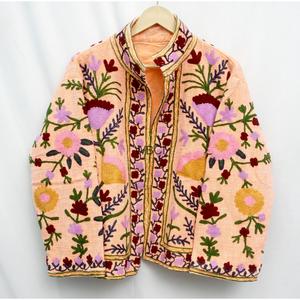 Veste courte matelassée en coton doux tricotée à la main avec broderie Suzani TNT pour femmes, idéale pour les sorties et les fêtes ethniques - Product Image 1
