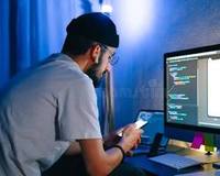 使用 Flutter 和 React Native 开发定制 iOS 和 Android 应用程序的移动应用程序开发者