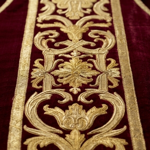Casulla Romana de Terciopelo Rojo con Bordado a Mano de Hilos de Oro, Orfebre Tradicional, Túnica de Clérigo, Vestimenta Sacerdotal para Misa - Product Image 5