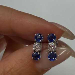 Boucles d'oreilles clous en or 14K et argent 925 avec saphir bleu, moissanite et trio de diamants, 1,84 carats, à tige linéaire, fabrication professionnelle - Product Image 4