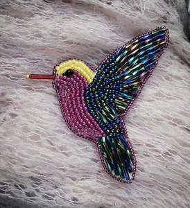 Broche Artesanal de Rosa Roja con Cuentas de Vidrio Bordadas a Mano, Pin Floral Romántico para Solapa, Ideal para Regalo de San Valentín y Moda - Product Image 2