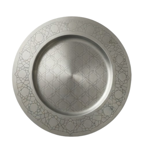 Assiettes de service rondes tendance en argent plaqué avec motif gravé pour mariage, idéales pour la nourriture et les salades - Product Image 3