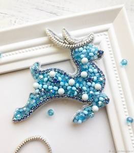 Broche Bordado a Mano con Cuentas para un Estilo Moderno, Pin de Lujo Hecho a Mano con Diseño de Bordado Intrincado - Product Image 3