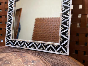 United Trade World's Luxury Mother Pearl Inlay Wood Vanity Timeless Beauty Decoración del hogar Marcos de espejo de vidrio Uso de pared de baño - Product Image 4