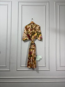 Bata de Baño Elegante de Algodón Beige con Estampado Floral Hecha a Mano en India para Mujer, Ropa de Dormir Suave y Cómoda con Logotipo Frontal - Product Image 3